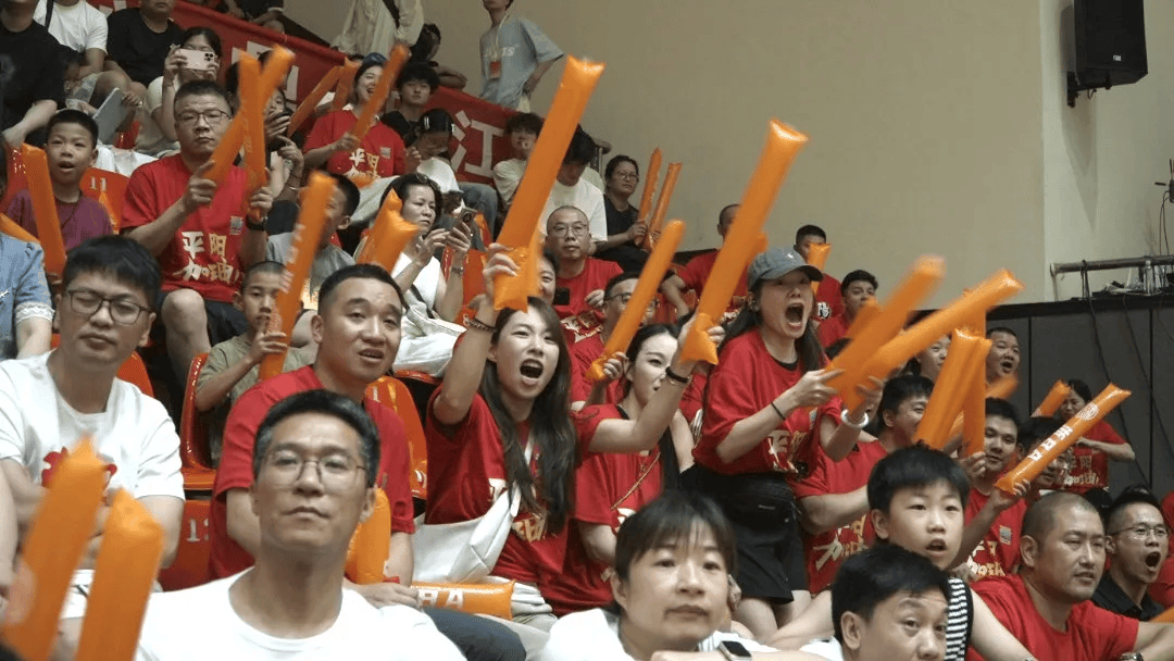 收获胜利的喜悦，球迷为球队加油呐喊