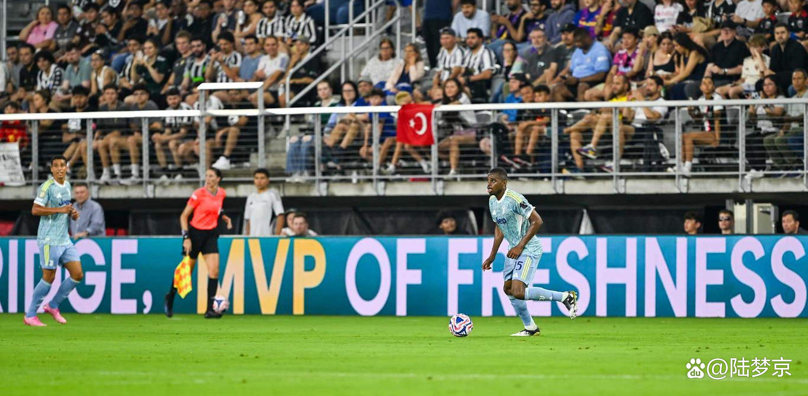 爱游戏官网-尤文图斯客场大胜，轻松晋级下场