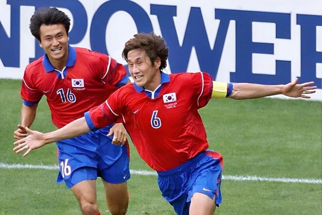 韩国球员在世界预选赛中攻入制胜球