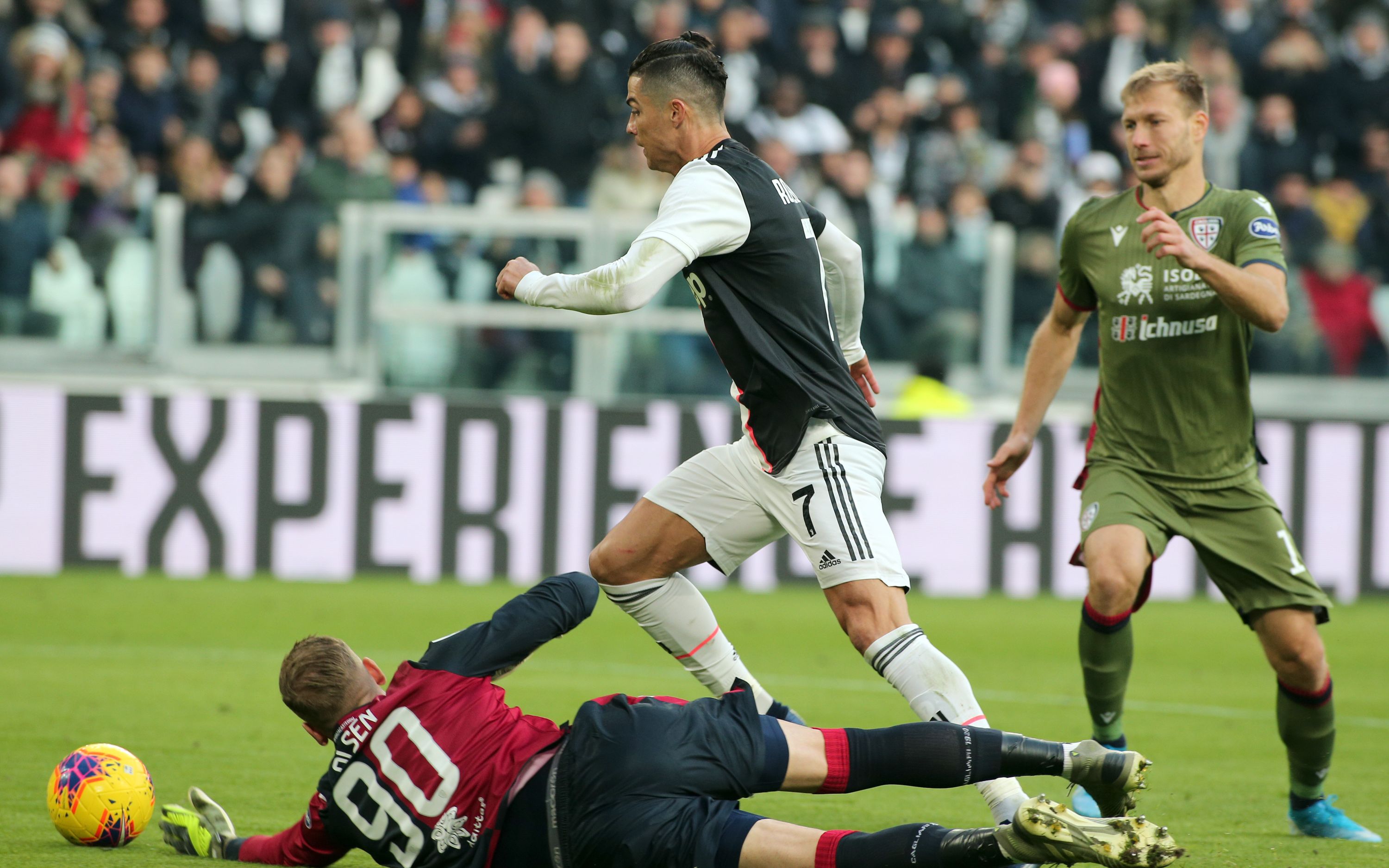 爱游戏官网-尤文轻松击败巴萨，C罗再度独揽进球