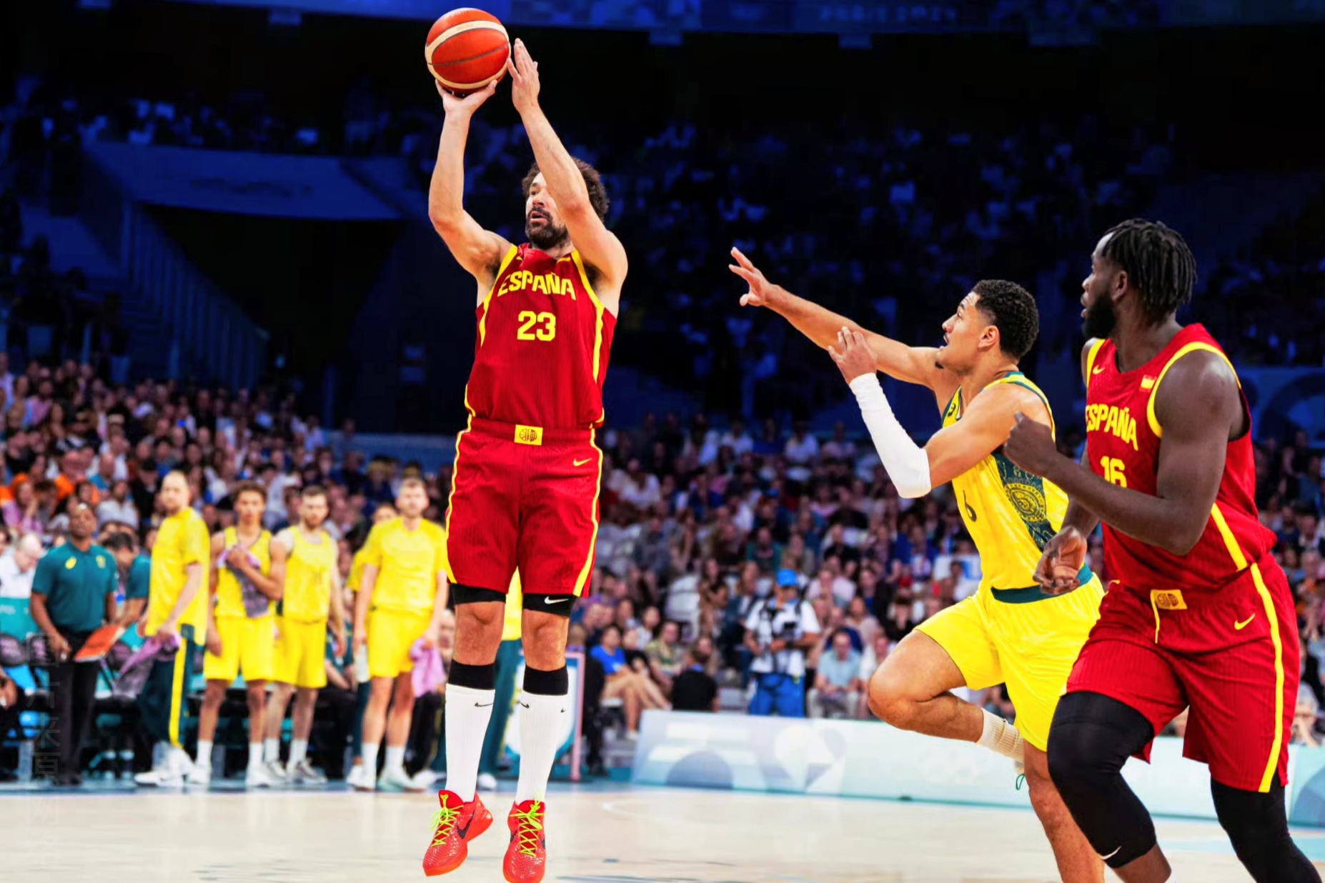 爱游戏网页版入口-澳洲篮球联赛火热进行，球员实力对决的简单介绍