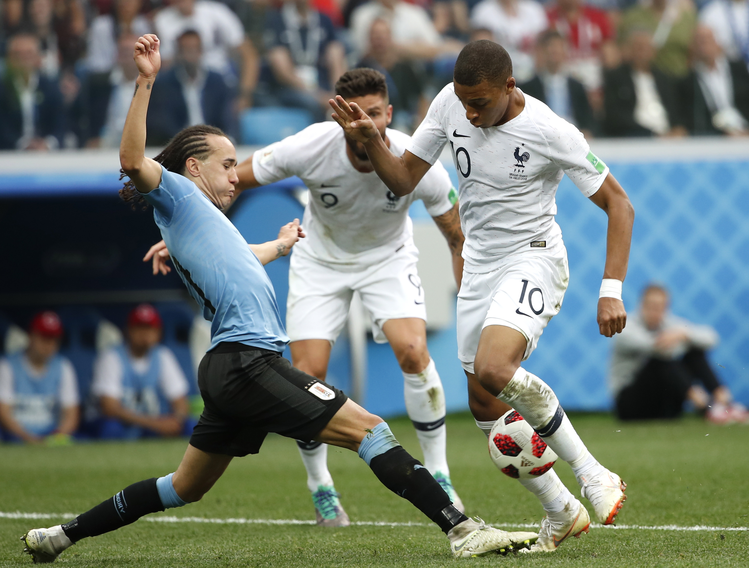 俄罗斯队突破重围,杀入国际足球赛事半决赛 俄罗斯队突破重围,杀入国际足球赛事半决赛