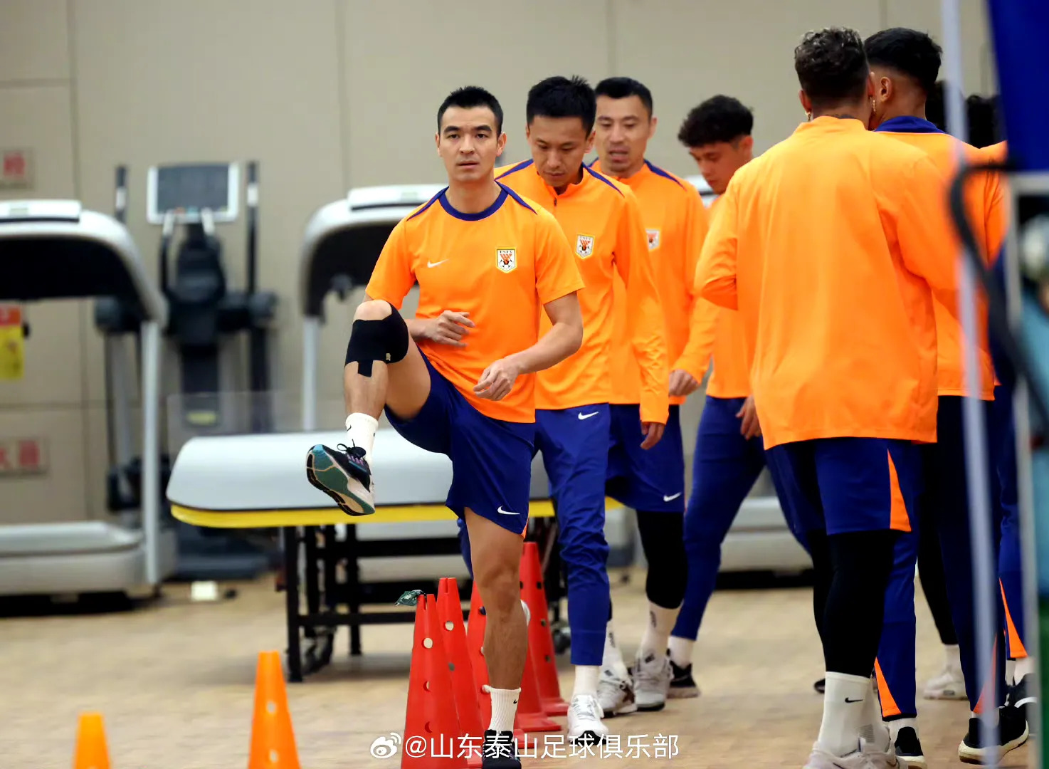 爱游戏体育平台-山东队主教练调整首发阵容，战术更灵活